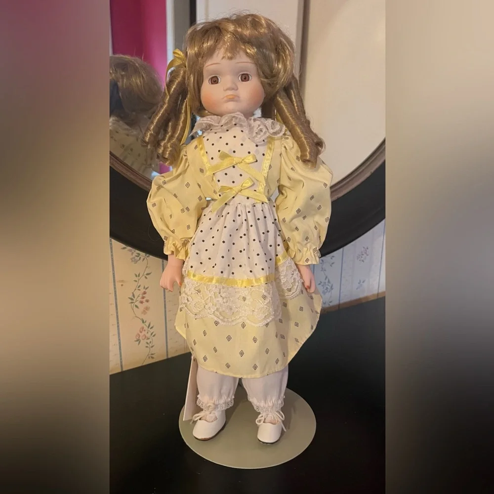 Heritage Mint Porcelain Doll - Amanda - Picture 1 of 4